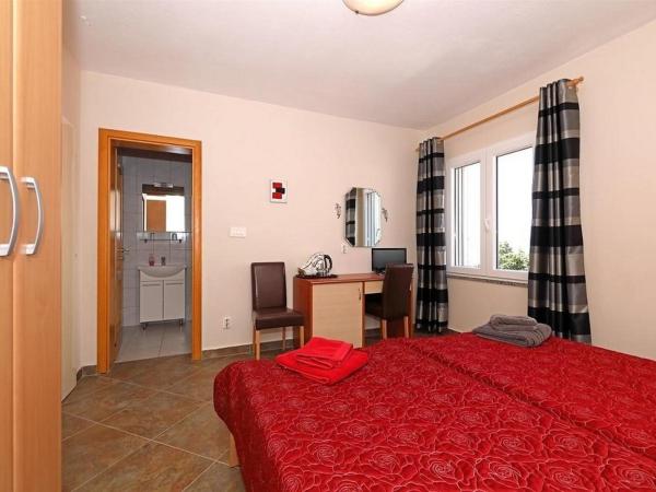 Apartments and rooms by the sea Stara Novalja, Pag - 6303 : photo 2 de la chambre chambre lits jumeaux