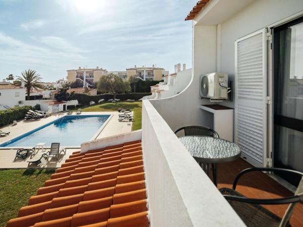 Oura Parque Apartamentos Turisticos : photo 6 de la chambre chambre double - vue sur piscine