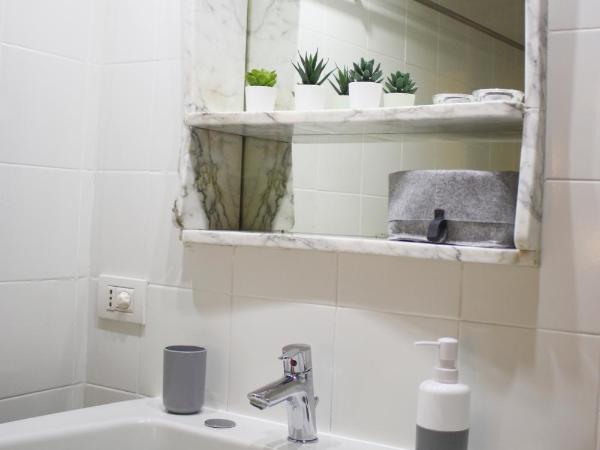 Sa Prazza GuestHouse : photo 6 de la chambre chambre double avec salle de bains privative