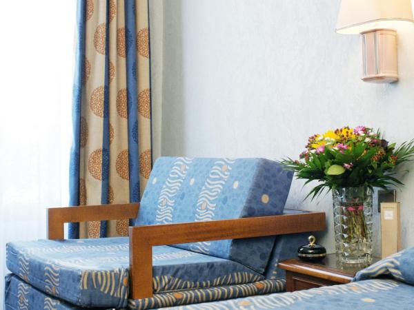 Hotel Meslay Republique : photo 5 de la chambre chambre lits jumeaux standard avec canapé