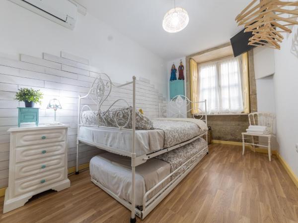 Casa Sá Noronha Old Town : photo 5 de la chambre chambre lits jumeaux avec salle de bains privative séparée