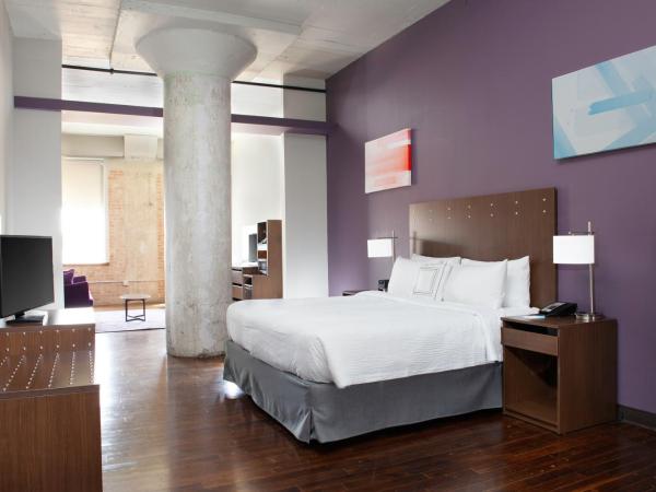 Fairfield Inn & Suites by Marriott Dallas Downtown : photo 1 de la chambre suite lit king-size exécutive avec canapé-lit