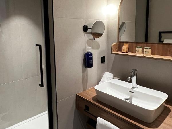 Emeria Dinard Thalasso Spa : photo 8 de la chambre chambre familiale - vue latérale sur mer - rez-de-jardin