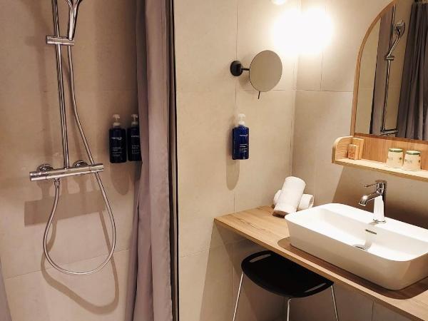 Emeria Dinard Thalasso Spa : photo 5 de la chambre chambre double - vue latérale sur mer - personnes à mobilité réduite