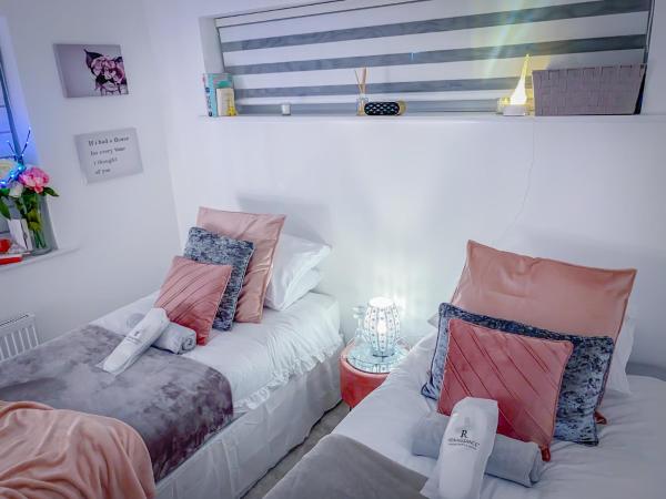 Coop Live Rooms at Etihad Sports City : photo 1 de la chambre chambre double ou lits jumeaux deluxe – vue sur jardin
