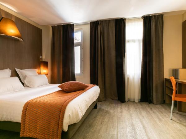 Hôtel Carré Vieux Port : photo 2 de la chambre chambre double supérieure avec grand lit et baignoire