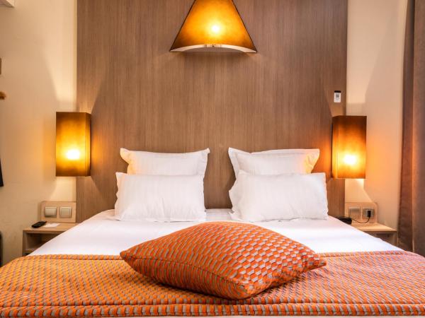 Hôtel Carré Vieux Port : photo 3 de la chambre chambre double supérieure avec grand lit et baignoire