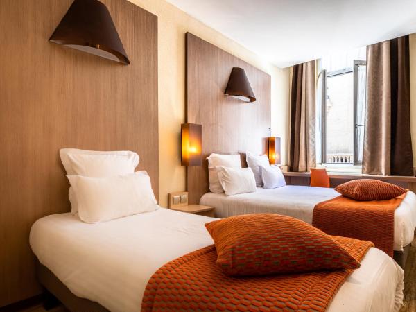 Hôtel Carré Vieux Port : photo 1 de la chambre chambre triple supérieure avec baignoire