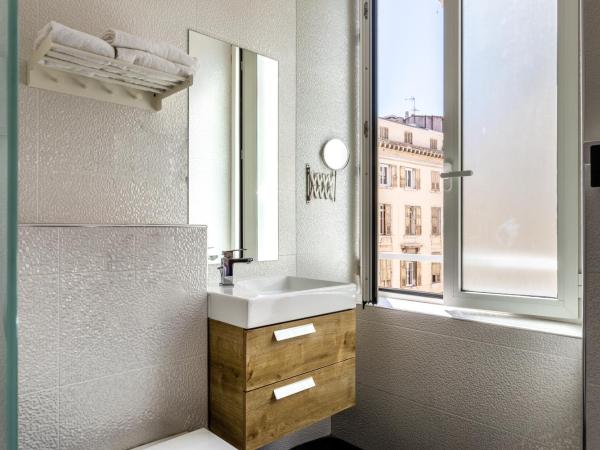 Hôtel Carré Vieux Port : photo 8 de la chambre chambre double supérieure avec grand lit et douche