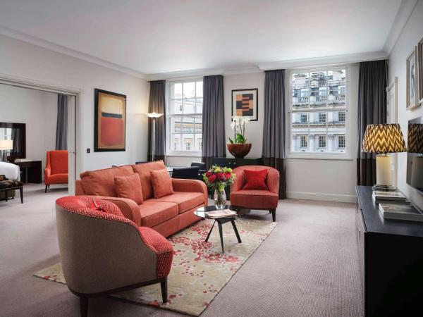 Sofitel London St James : photo 3 de la chambre suite lit king-size st james avec coin salon et repas séparés - vue sur waterloo place