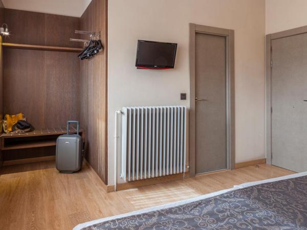 Hotel Macià Monasterio de los Basilios : photo 3 de la chambre chambre lits jumeaux avec lit d’appoint - 301