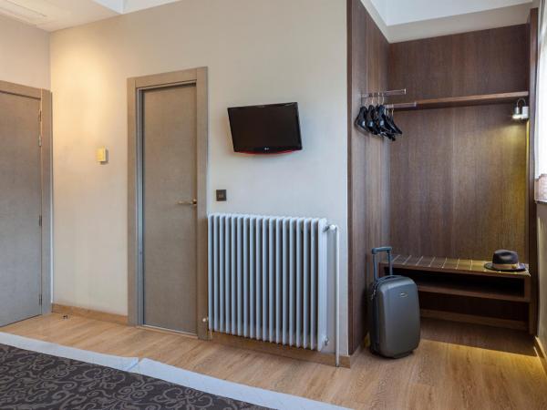 Hotel Macià Monasterio de los Basilios : photo 5 de la chambre chambre lits jumeaux avec lit d’appoint - 301