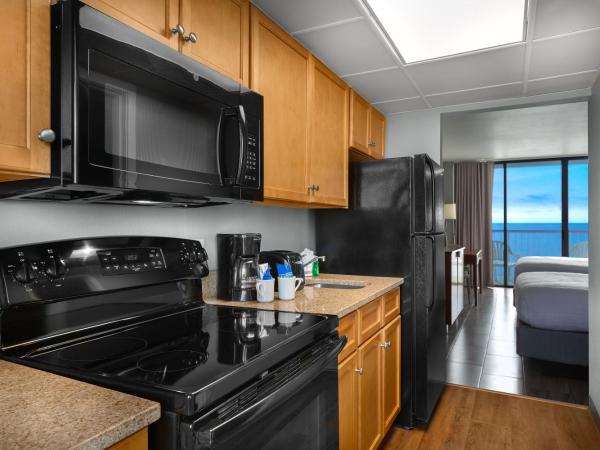 Crown Reef Beach Resort and Waterpark : photo 3 de la chambre hébergement lit queen-size avec coin cuisine - côté océan