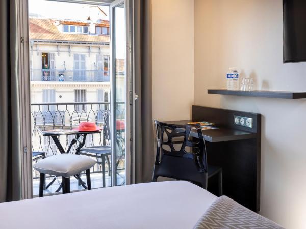 Hotel 64 Nice : photo 4 de la chambre chambre double classique avec balcon