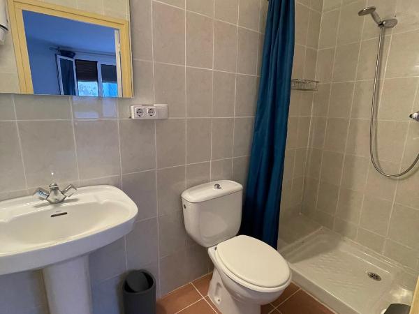 P&R hostals Can Tort : photo 9 de la chambre chambre quadruple confort