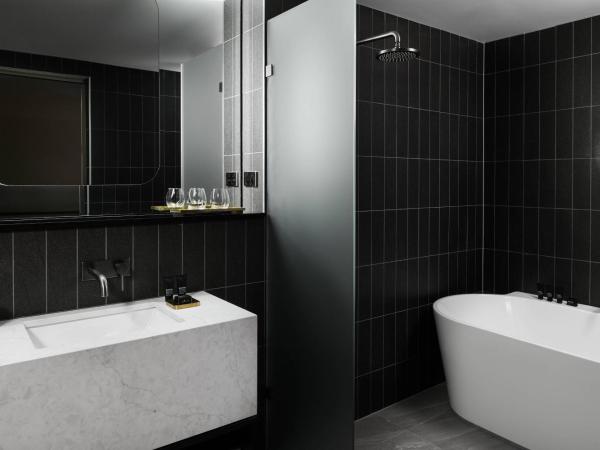 Midnight Hotel, Autograph Collection : photo 2 de la chambre suite junior deluxe midnight avec lit king-size et canapé-lit