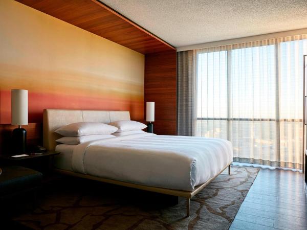 Atlanta Marriott Marquis : photo 2 de la chambre hébergement lit king-size - Étage concierge - vue sur ville