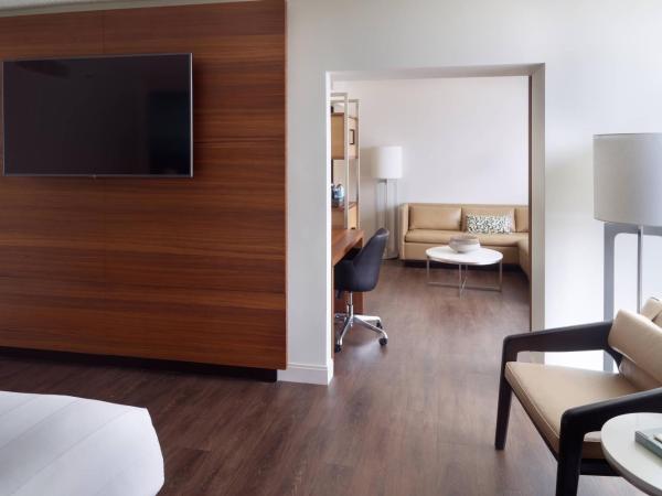 Atlanta Marriott Marquis : photo 2 de la chambre suite lit king-size exécutive avec canapé-lit et accès au salon concierge