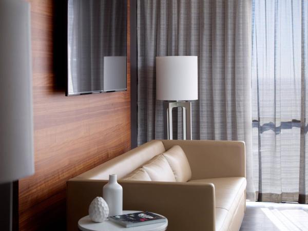 Atlanta Marriott Marquis : photo 5 de la chambre suite lit king-size exécutive avec canapé-lit et accès au salon concierge