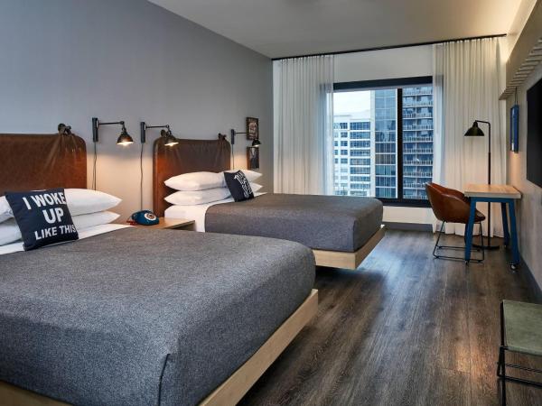 Moxy Atlanta Midtown : photo 1 de la chambre chambre avec 2 grands lits queen-size 