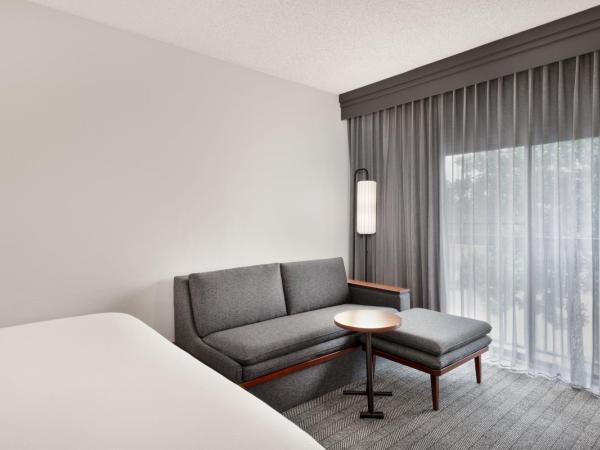 Courtyard by Marriott Memphis Airport : photo 10 de la chambre suite lit king-size avec vue sur la cour