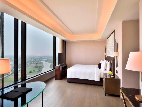 JW Marriott Hotel Kolkata : photo 8 de la chambre suite exécutive avec accès au salon exécutif et transfert aéroport aller-retour