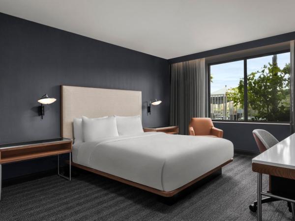 Courtyard by Marriott San Diego Miramar : photo 3 de la chambre chambre lit king-size avec canapé-lit