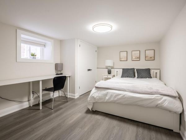 Basement Master Bedroom : photo 2 de la chambre chambre double avec salle de bains privative