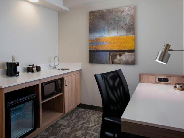 SpringHill Suites by Marriott New Orleans Warehouse Arts District : photo 2 de la chambre suite lit king-size avec canapé-lit