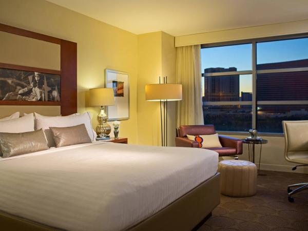 Renaissance Las Vegas Hotel : photo 1 de la chambre chambre lit king-size deluxe - vue sur ville