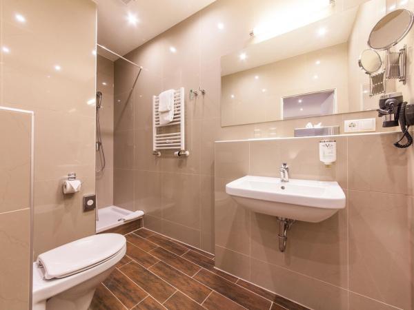 Hotel Excelsior Dortmund Hauptbahnhof : photo 2 de la chambre chambre double avec canapé-lit