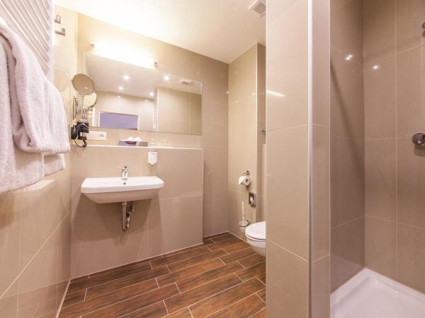 Hotel Excelsior Dortmund Hauptbahnhof : photo 2 de la chambre chambre familiale classique 5 personnes