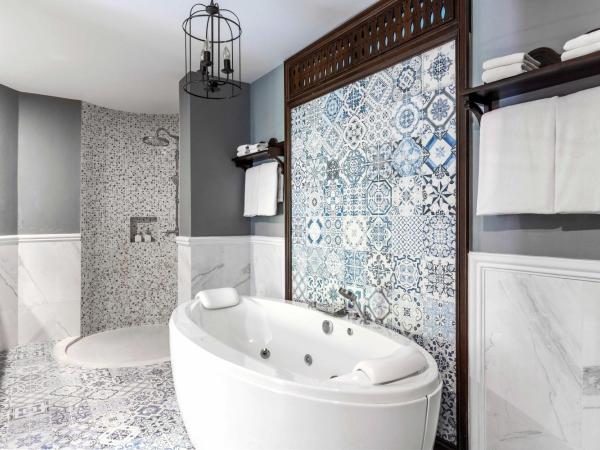 Away Chiang Mai Thapae Resort A Vegan Retreat - SHA Extra Plus : photo 3 de la chambre suite avec jacuzzi