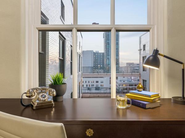 Magnolia Hotel Denver, a Tribute Portfolio Hotel : photo 6 de la chambre grande chambre lit king-size avec cheminée