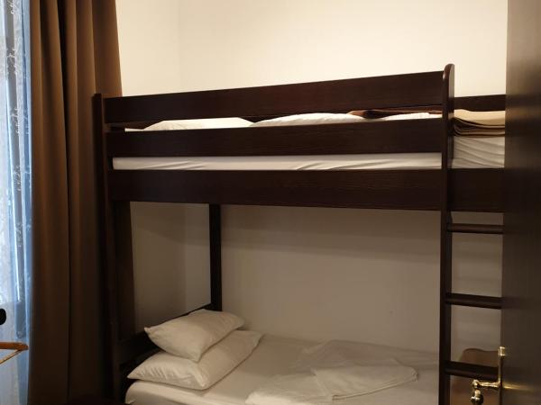 Kastélykert Fogadó : photo 2 de la chambre chambre quadruple avec salle de bains privative