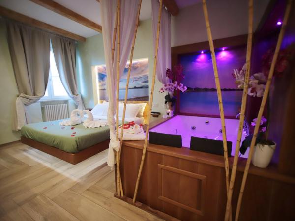 Dream & Relax Villa Fiore : photo 5 de la chambre suite avec baignoire spa