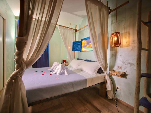 Dream & Relax Villa Fiore : photo 3 de la chambre suite lit queen-size avec baignoire spa
