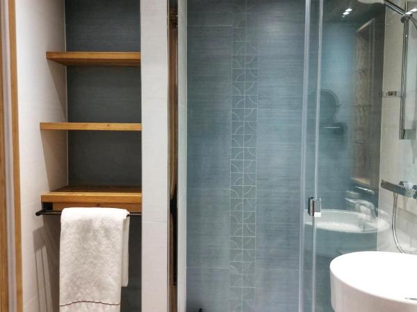 Hôtel Les Sherpas : photo 1 de la chambre chambre familiale standard