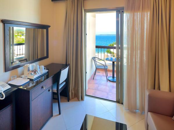 Blue Waves Resort : photo 2 de la chambre chambre double supérieure avec balcon - vue sur mer