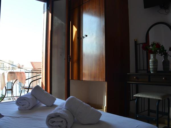 Poseidon Studios Chania Center : photo 2 de la chambre petite chambre double