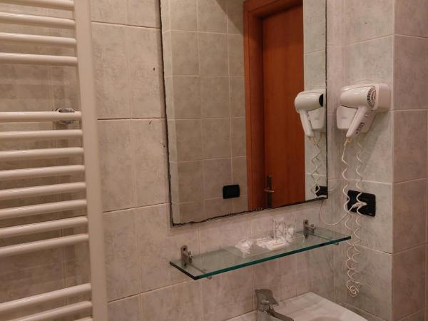 Nautilus Hotel : photo 3 de la chambre chambre triple avec salle de bains privative séparée
