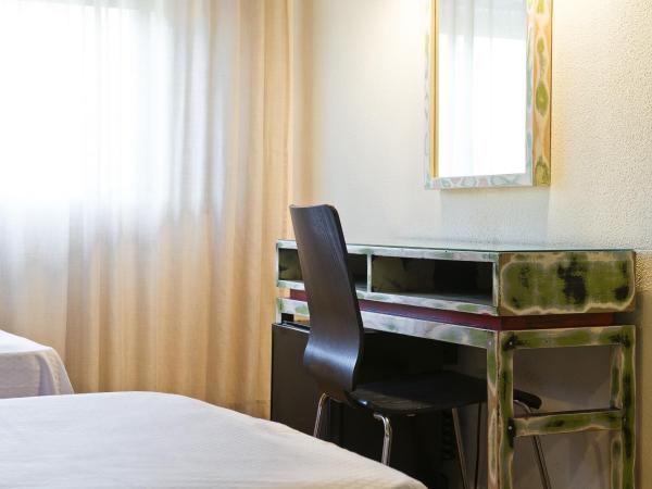 HRC Hotel : photo 6 de la chambre chambre double ou lits jumeaux avec lit d'appoint