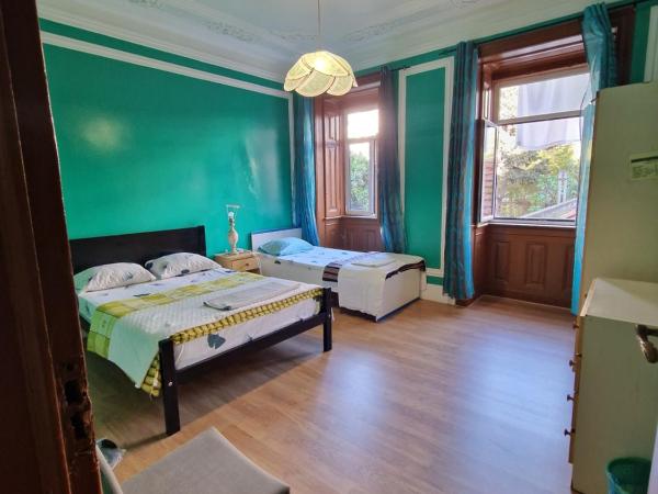 Alojamento Local Private Accommodation : photo 1 de la chambre chambre triple avec salle de bains commune