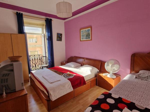 Alojamento Local Private Accommodation : photo 3 de la chambre chambre triple avec salle de bains commune
