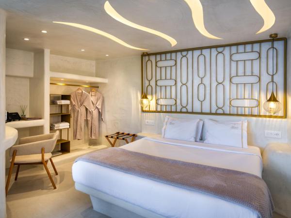 Athina Luxury Suites : photo 1 de la chambre suite lune de miel black rock avec piscine privée