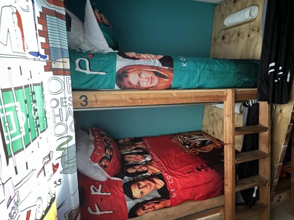 DICI Coliving Housing The Friends Room : photo 9 de la chambre lit dans un dortoir de 4 lits