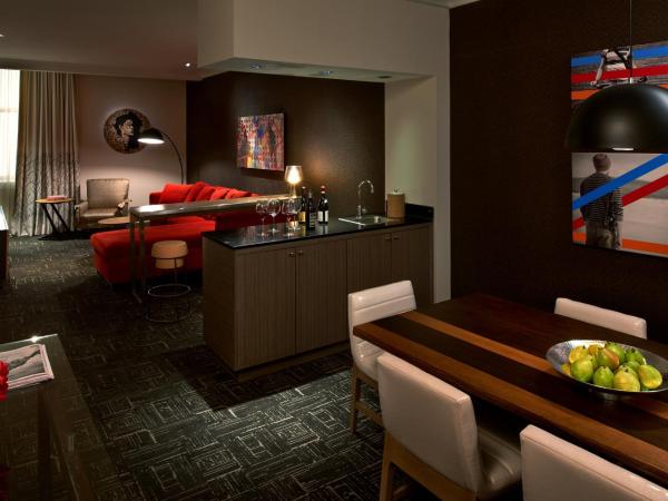 Kimpton Hotel Vintage Portland, an IHG Hotel : photo 6 de la chambre suite with tub and walk-in shower