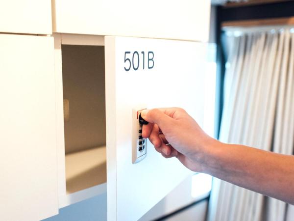 WeBase Hakata Hostel : photo 9 de la chambre chambre quadruple avec salle de bains commune