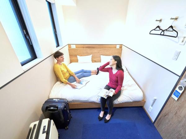 WeBase Hakata Hostel : photo 7 de la chambre chambre lit king-size avec salle de bains commune