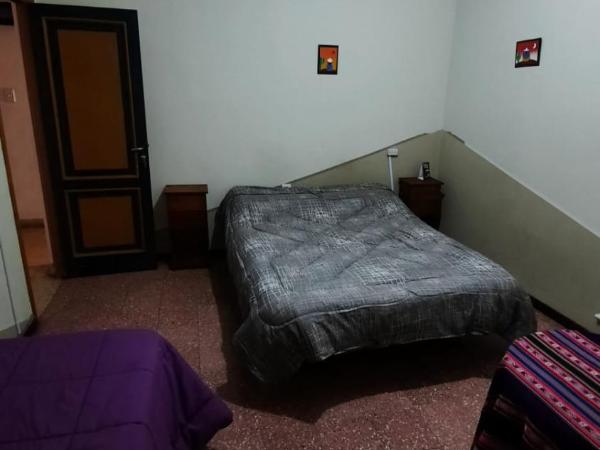 La Covacha Youth Hostel : photo 1 de la chambre chambre double avec salle de bains commune